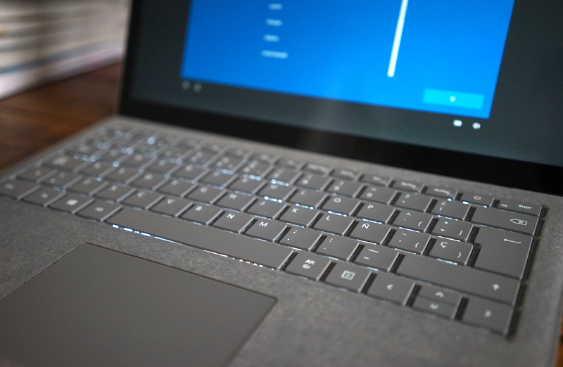 El teclado retroiluminado es cómodo y preciso. Foto: Gizmodo